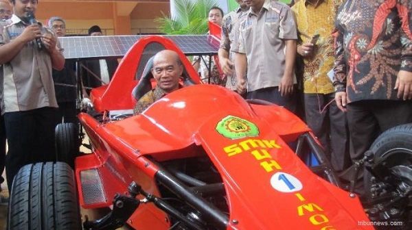 Mendikbud Uji Coba Mobil Formula SMK Imogiri